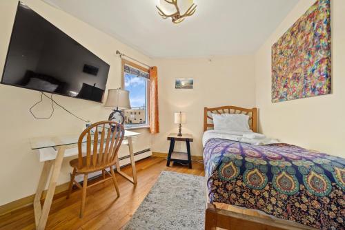 A bed or beds in a room at Qupqugiaq Inn