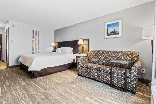 Habitación de hotel con cama y sofá en Hampton Inn & Suites Colorado Springs-Air Force Academy/I-25 North en Colorado Springs