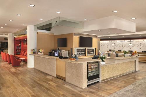 una gran cocina con isla en un edificio en Hilton San Francisco Financial District, en San Francisco