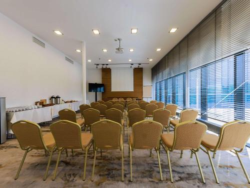 Mercure Tallinn في تالين: قاعة المؤتمرات مع طاولة وكراسي طويلة