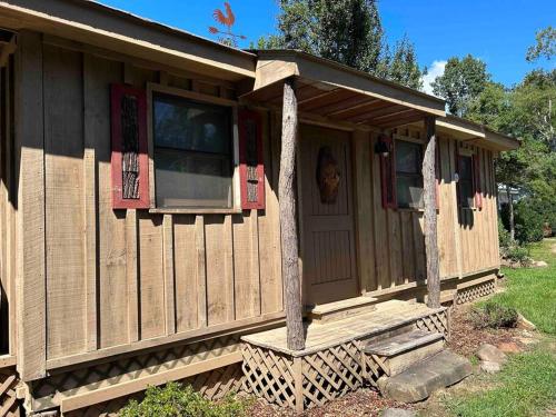 Blissful Nook Tiny Home ~ Cozy Retreat w/ Hot Tub; near Town and Deep Creek