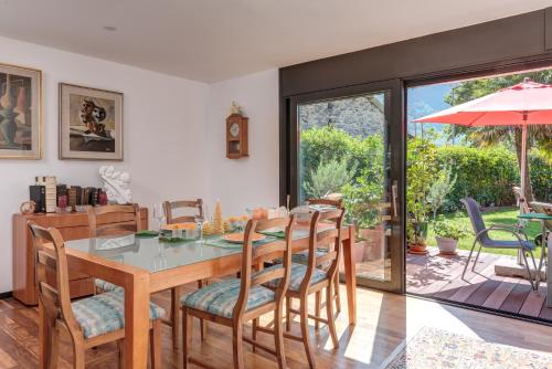 a dining room with a table and chairs at Casa Oliver, tra la Calanca e i castelli di Bellinzona in Grono
