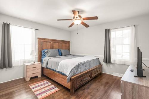 um quarto com uma cama e uma ventoinha de tecto em Spotless 4BR near CLT Uptown, Fast Wi-Fi em Charlotte