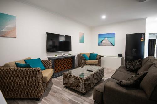 Χώρος καθιστικού στο Trinity Beach Pacific - Home Away From Home