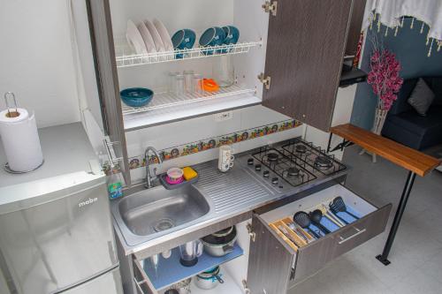 cocina pequeña con fregadero y fogones en Apartamento Rincon sereno en Medellín