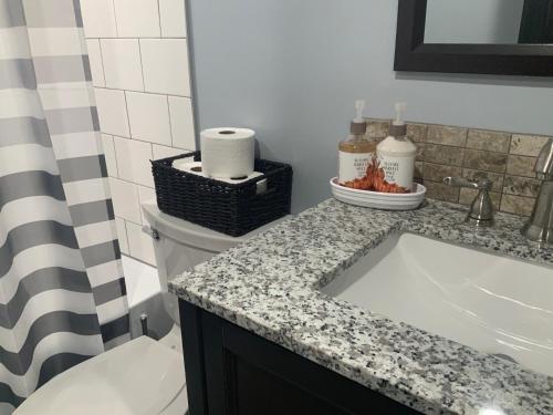 Un baño de Cedar House