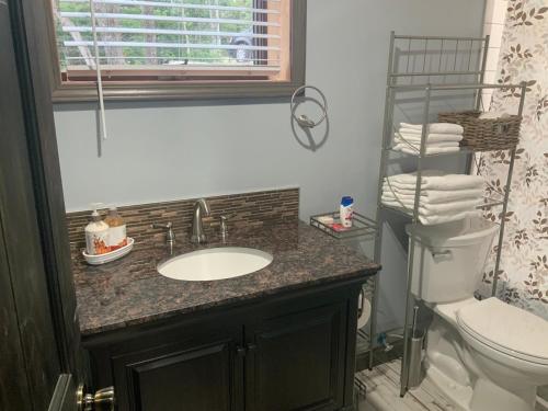 Un baño de Cedar House