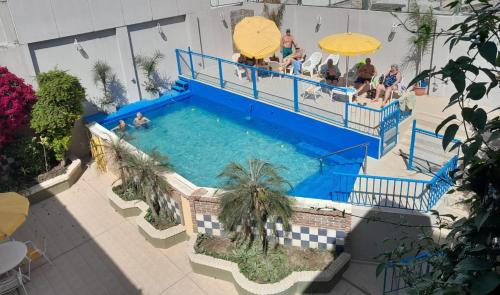 an overhead view of a swimming pool with a slide at Apart Hotel La Recova in Termas de Río Hondo