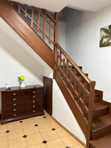 a staircase in a room with a dresser at Mediavilla in Aller