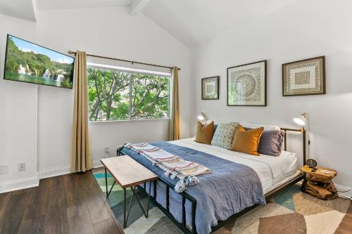 a bedroom with a bed and a window at 2br Condo - Sleeps 6 - Garage - Wifi Laguna in Laguna Niguel