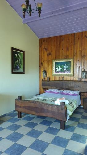 um quarto com uma cama num quarto em Pousada Refúgio Caiçara em Ilhabela