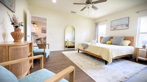 um quarto com uma cama e uma sala de estar em Tropical Florida Getaway - Stuart House em Stuart