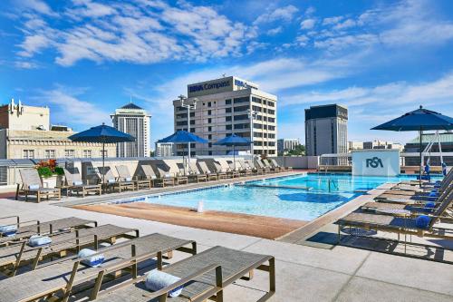 The swimming pool at or close to Renaissance Montgomery Hotel & Spa at the Convention Center