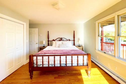 um quarto com uma cama e uma grande janela em Centrally Located Oasis - 20 Houston House - Stamford em Stamford