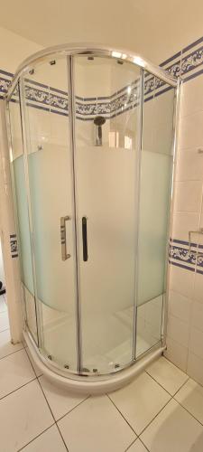um chuveiro numa casa de banho com uma caixa de vidro em CASA MARINE DU SOLEIL 60 em Patrimonio