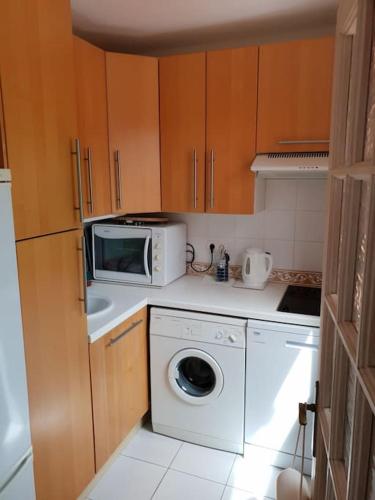 une cuisine avec un lave-linge et un micro-ondes dans l'établissement CASA MARINE DU SOLEIL 60, à Patrimonio