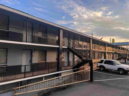 un coche blanco estacionado frente a un edificio en Fairbridge Inn & Suites, en Talladega