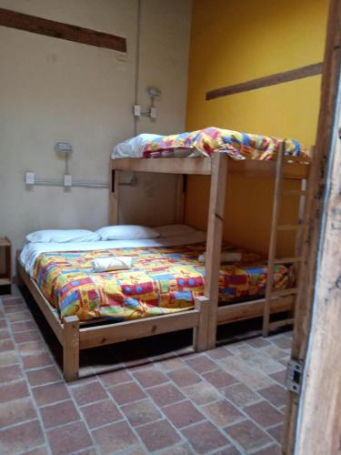 a couple of bunk beds in a room at Rossco Hostel & Hotel in San Cristóbal de Las Casas