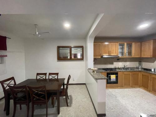Køkken eller tekøkken på Isa House - Private Rooms in a Shared Duplex
