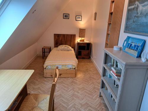 um quarto com uma cama e uma mesa num quarto em holiday home, Landéda em Landéda
