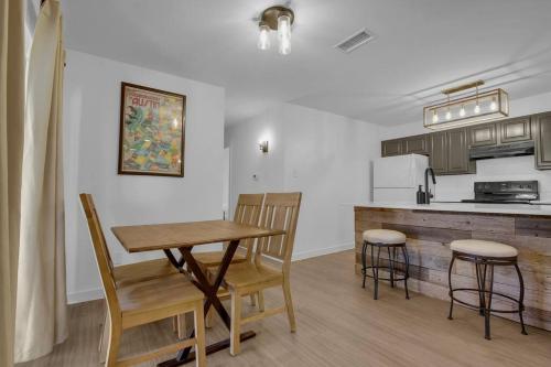 Kuchyň nebo kuchyňský kout v ubytování Condo near downtown Austin!