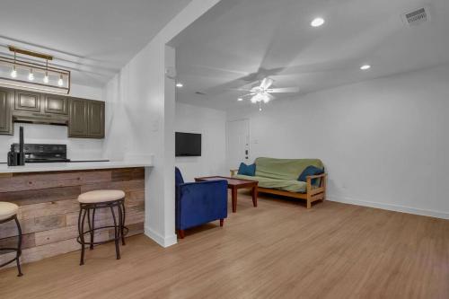 TV a/nebo společenská místnost v ubytování Condo near downtown Austin!