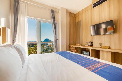 Letto o letti in una camera di DEJAVU 2.0 HOTEL BAJO KOMODO