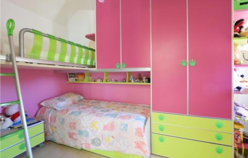 Våningssäng eller våningssängar i ett rum på 2 Bedroom Cozy Home In Modica