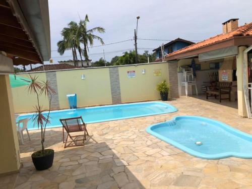 einen Pool in oder in der Nähe der Villa Margarita in der Unterkunft Apartamento completo Condomínio Caribe Ubatuba in Ubatuba