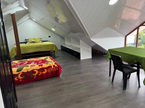 - une chambre avec un lit et une table dans l'établissement Casa vacacional con piscina, 