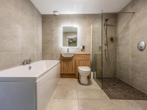 uma casa de banho com uma banheira, um WC e um lavatório. em Murlin em Collieston