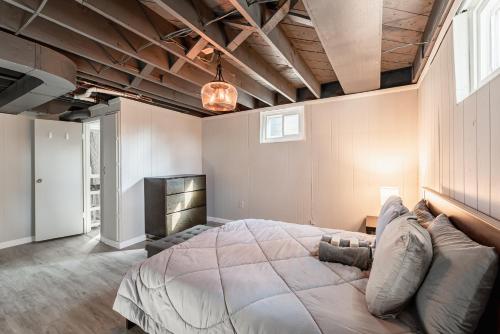 Кровать или кровати в номере Centrally Located Basement Studio