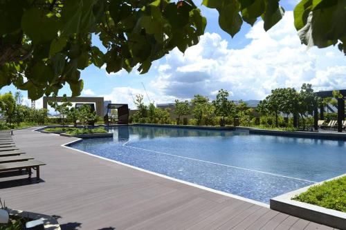 Bazén v ubytování Mandani Bay Suites Sea Views nebo v jeho okolí