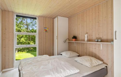 En eller flere senge i et værelse på Awesome Home In Ebeltoft With 3 Bedrooms, Sauna And Wifi