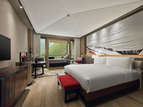 Ein Bett oder Betten in einem Zimmer der Unterkunft Conrad Jiuzhaigou