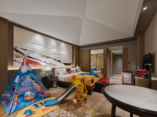 Ein Bett oder Betten in einem Zimmer der Unterkunft Conrad Jiuzhaigou