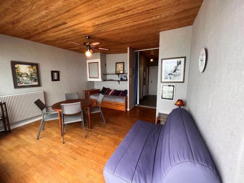 ein Wohnzimmer mit einem Tisch und einem Esszimmer in der Unterkunft Studio Les Sables-d'Olonne, 1 pièce, 4 personnes - FR-1-197-431 in Les Sables-dʼOlonne