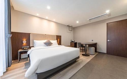 Postel nebo postele na pokoji v ubytování Hound Hotel Gijang Osiria