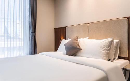Postel nebo postele na pokoji v ubytování Hound Hotel Gijang Osiria