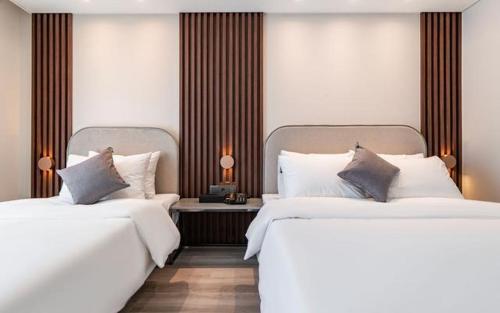 Postel nebo postele na pokoji v ubytování Hound Hotel Gijang Osiria