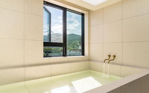 Nespecifikovaný výhled na hory nebo výhled na hory při pohledu z hotelu