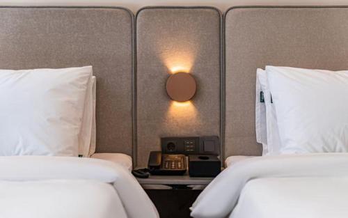 Postel nebo postele na pokoji v ubytování Hound Hotel Gijang Osiria