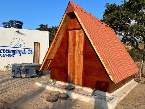 uma pequena casa para cães com um telhado laranja em Ecocampingdage em Catimbau