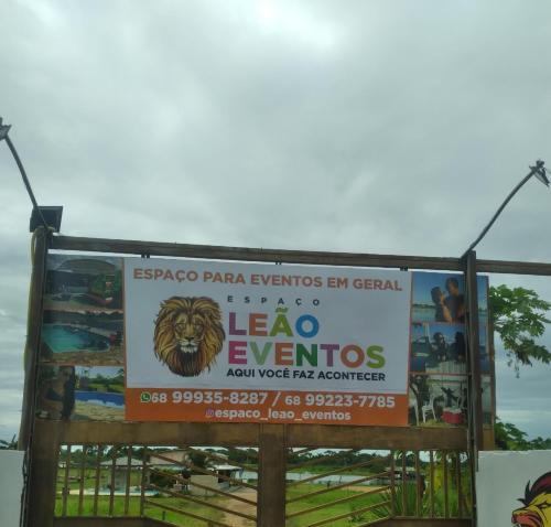 un signo de la lava expone en un parque en ESPACO LEÃO EVENTOS, Chácara para eventos, lazer ou descanso, en Rio Branco