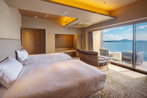 彦根市にあるBiwafront Hikoneのベッド2台と大きな窓が備わるホテルルームです。