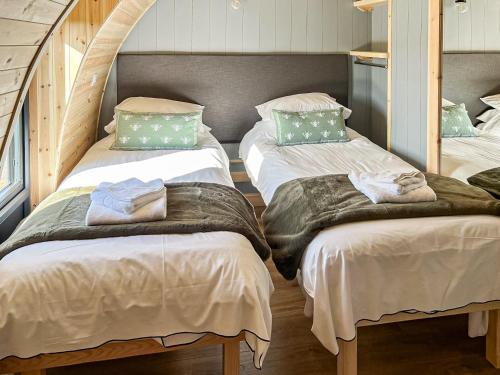 2 camas individuales en una habitación con escaleras en Barrow View - Uk43775 en South Barrow