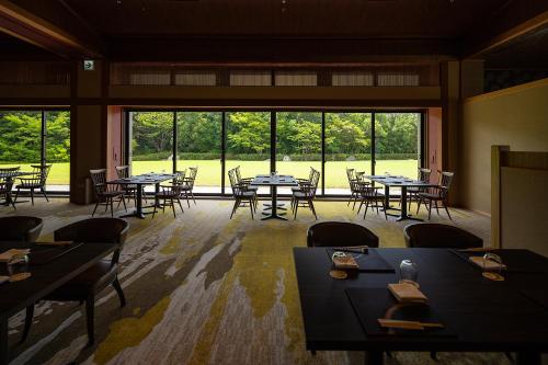 Biwafront Hikone tesisinde bir restoran veya yemek mekanı