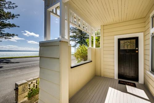 Balcon ou terrasse dans l'établissement Beachfront Pearl - Napier Holiday Home