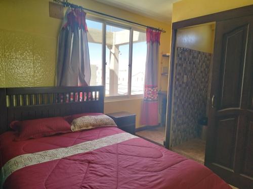 um quarto com uma cama e uma janela em HOSTAL YOKOSO em Uyuni