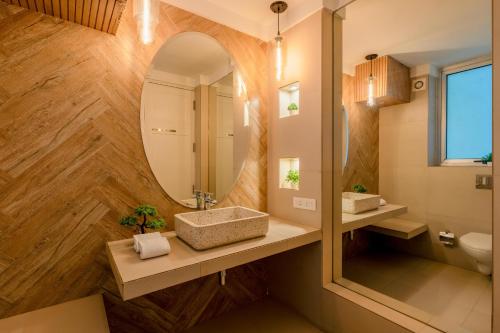 オールド･ゴアにあるHideAway 1BHK, Parra, North Goa (STU)の洗面台と鏡のあるバスルーム